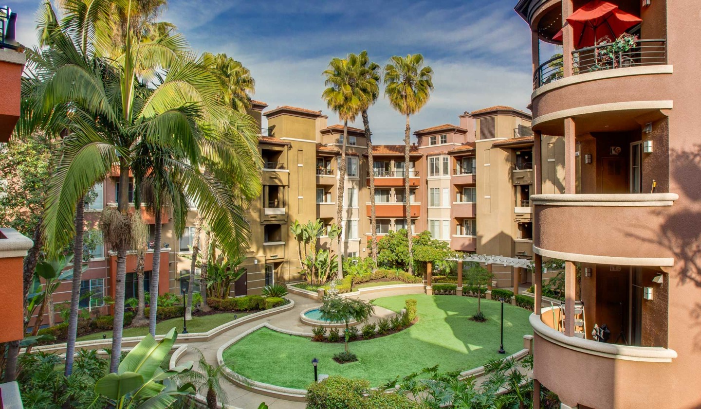 Villas at Park La Brea Image 8