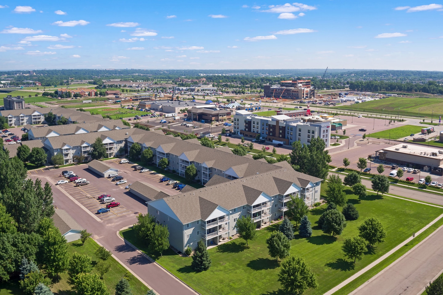 Platinum Valley Apartments Image 23