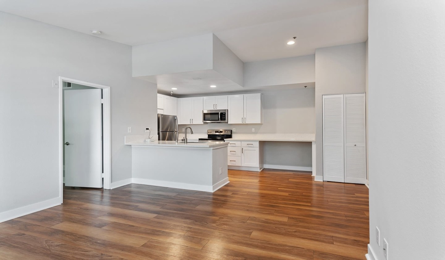 Island Club Apartments Image 16