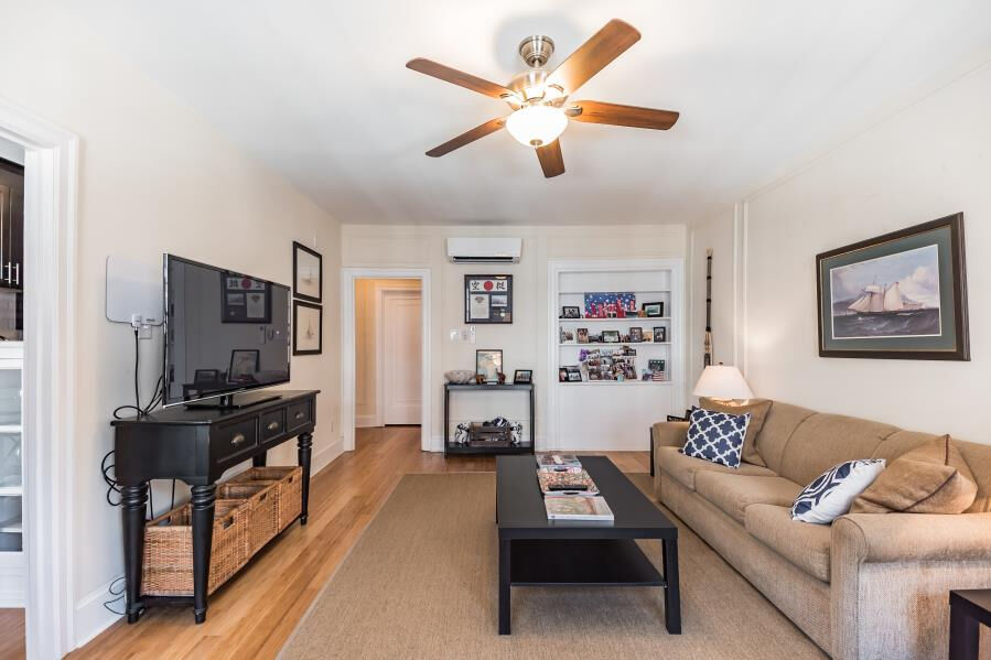 2130 Locust Image 3