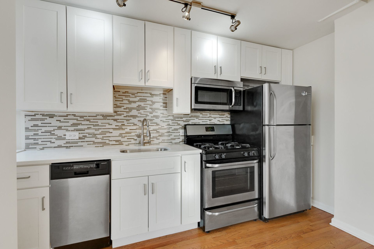 2520 W Leland Image 7