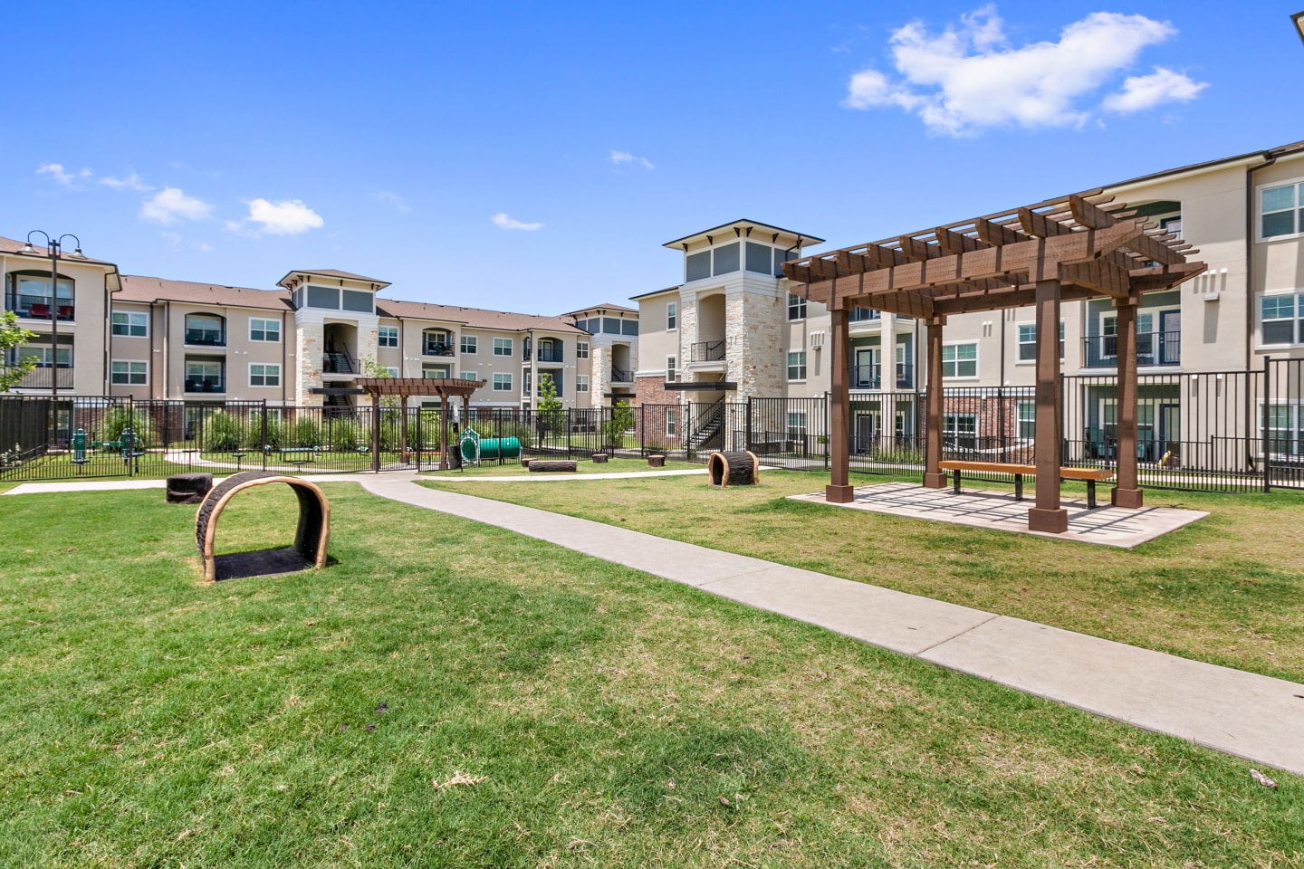 Sadler House Luxury Apartment Homes Image 9