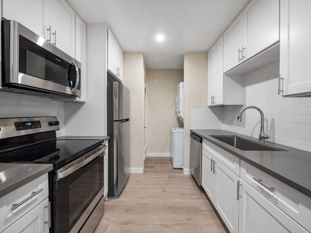 Sunset Cliffs Apartments Image 1