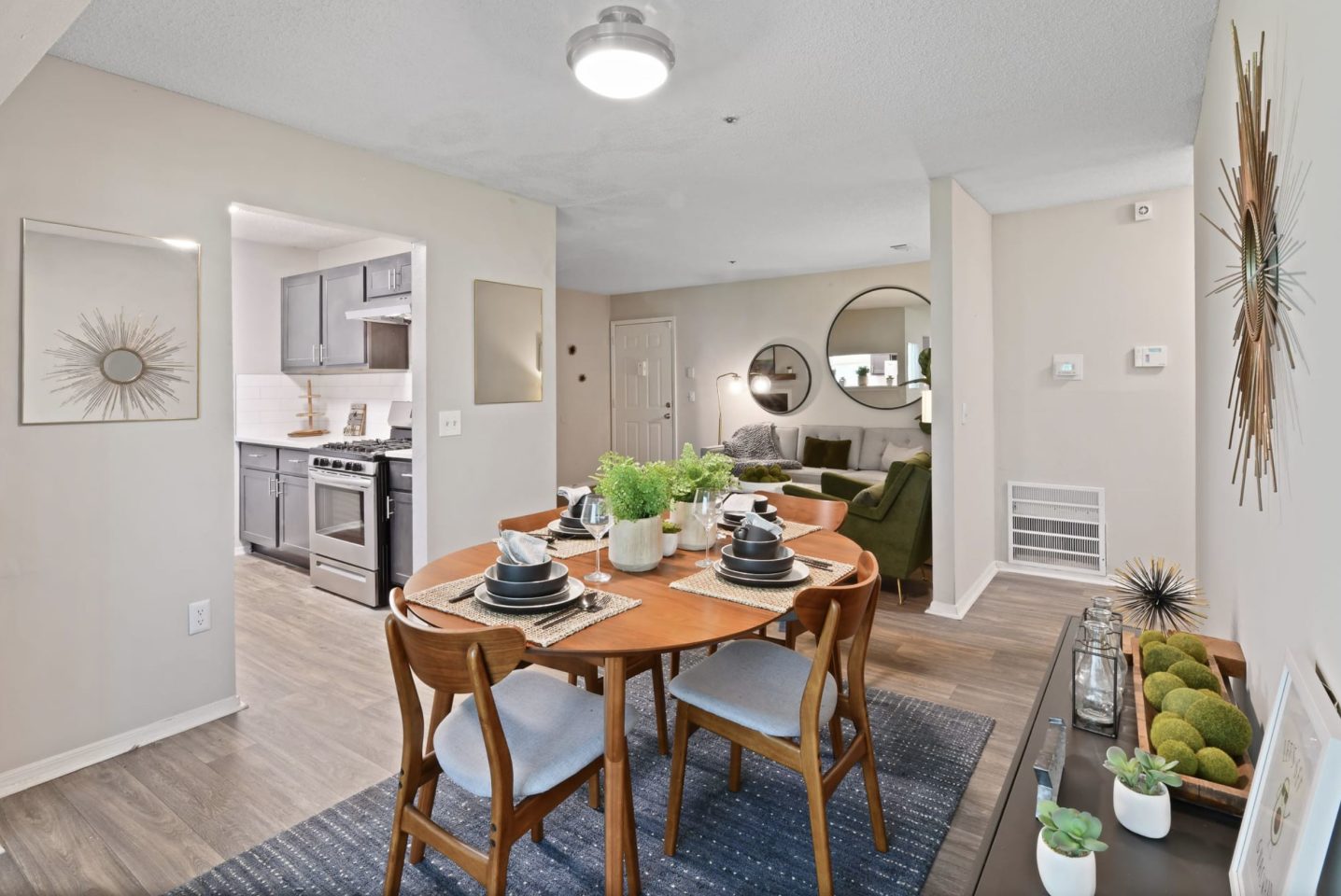300 Riverside Apartment Homes Image 1