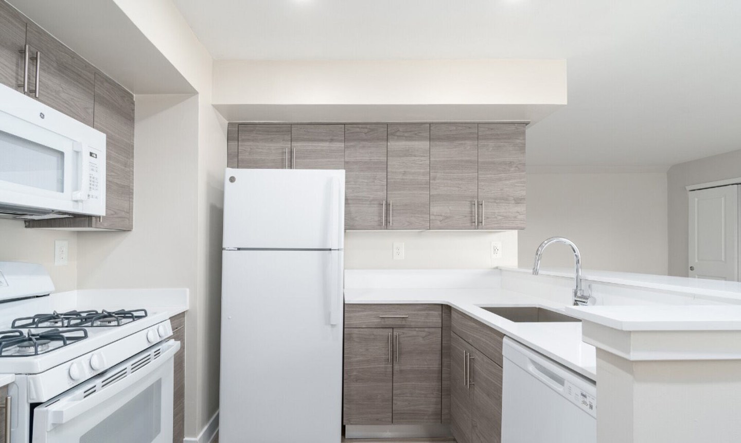 Donna Court Apartments Image 3