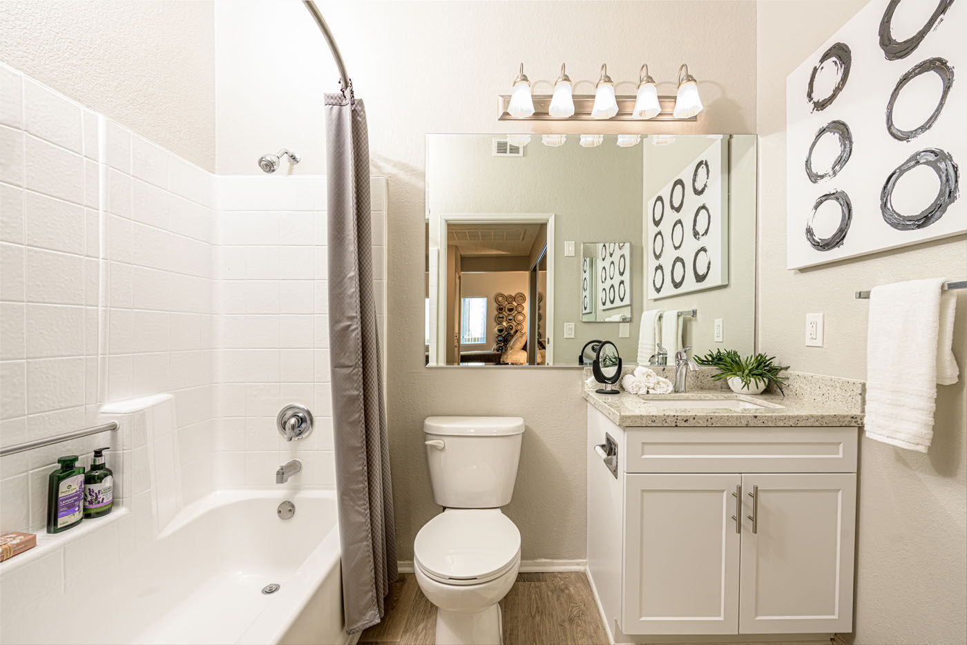 El Paseo Apartment Homes Image 17