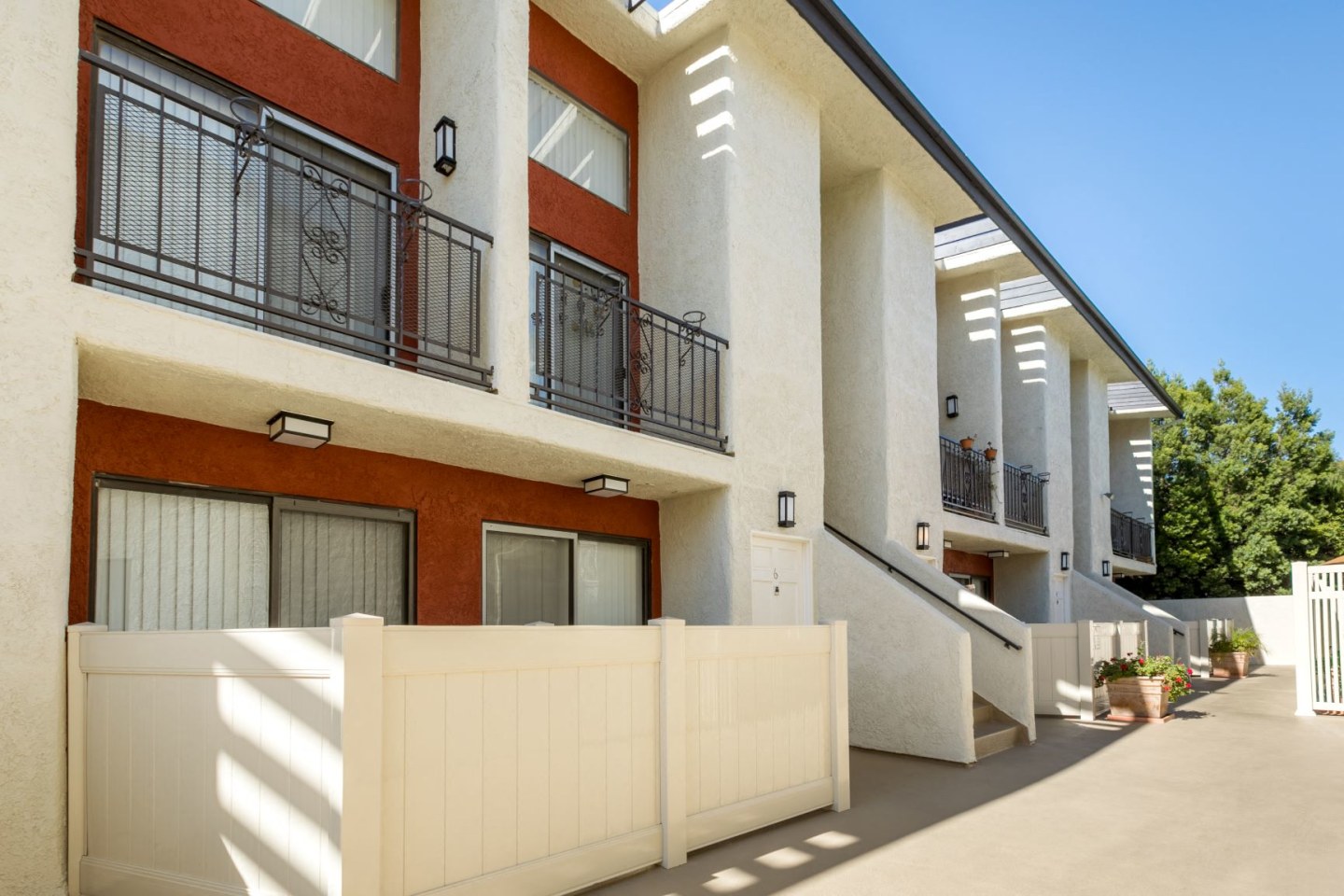 Chatsworth Plaza Image 32