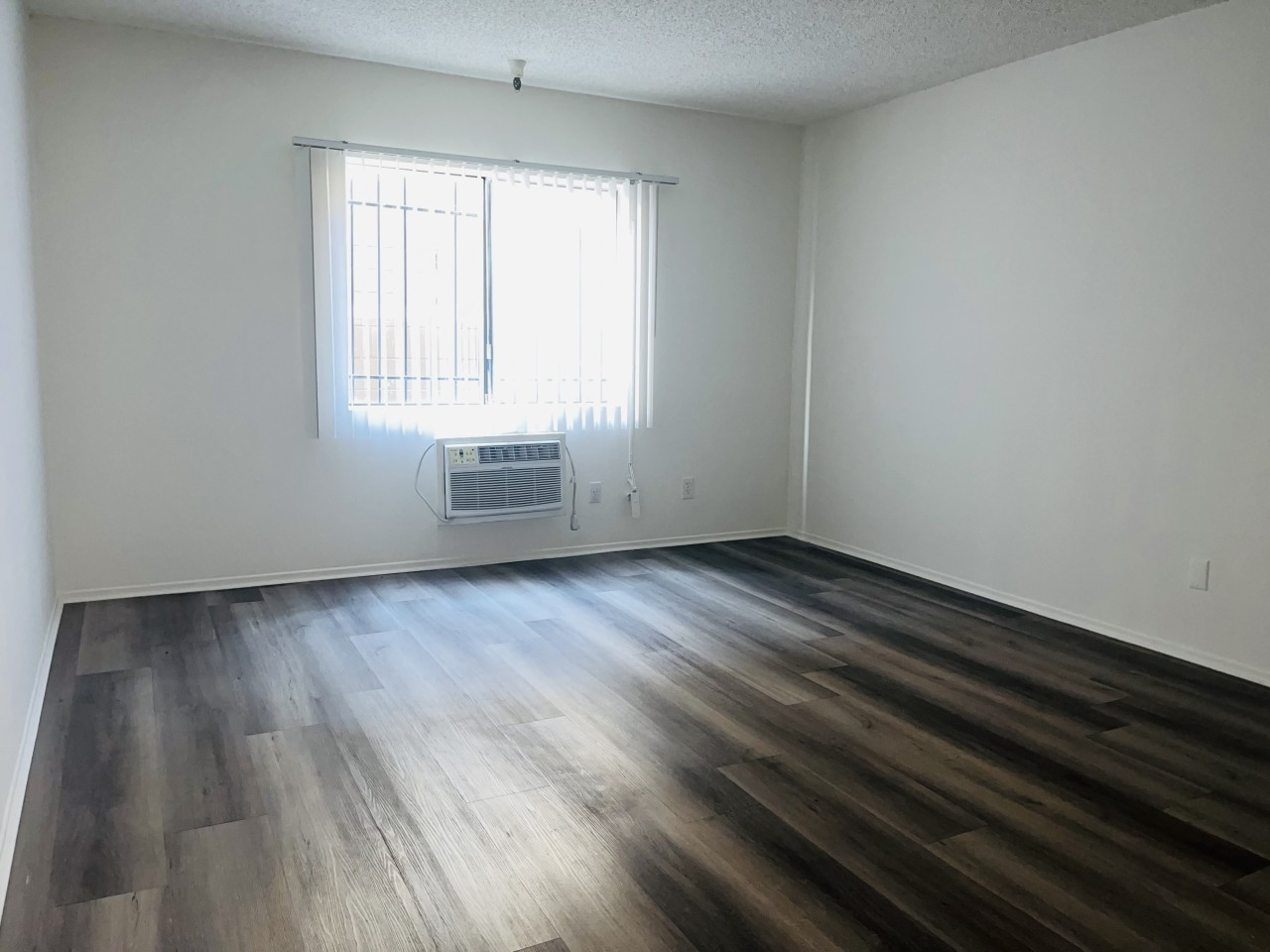 943 Elden Ave, Image 5