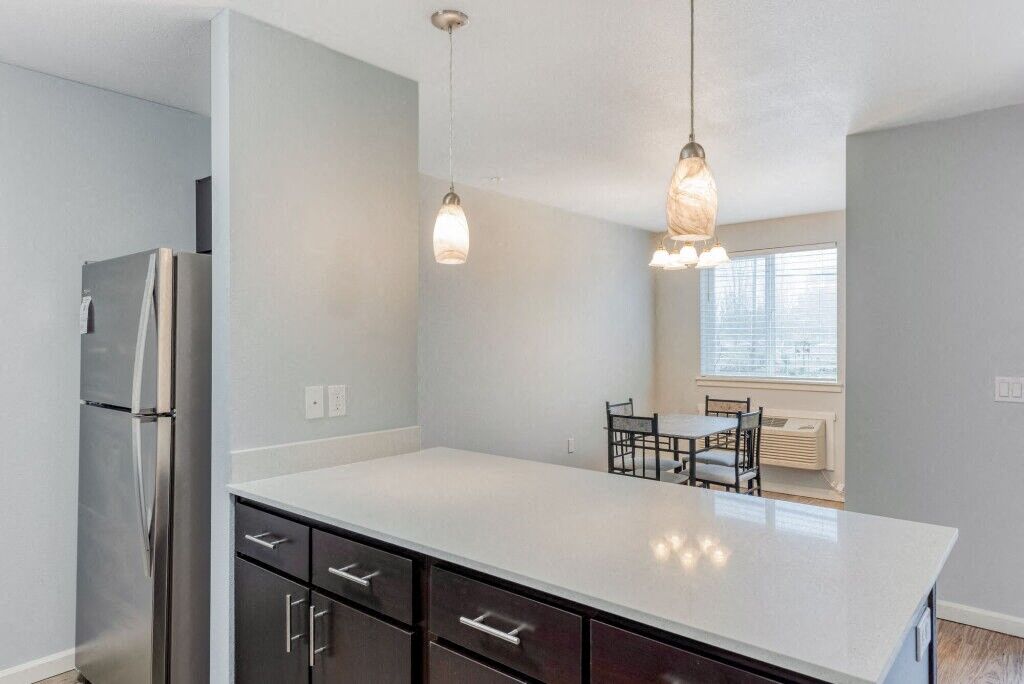 Queen Court Apartments Image 36