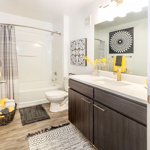 Wilshire Place Apartments Image 14