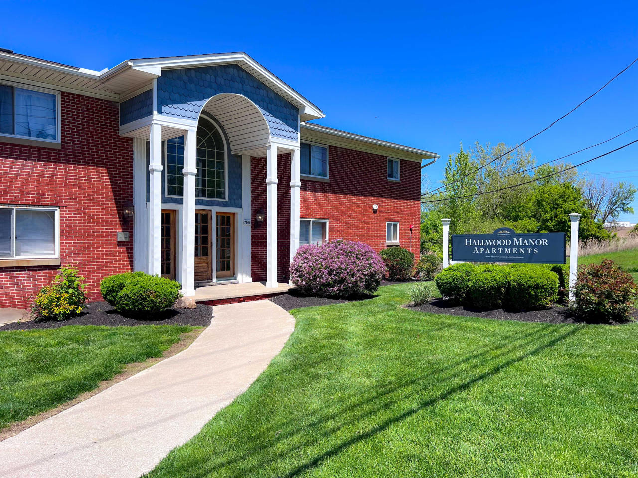 Hallwood Manor Apartments Image 1