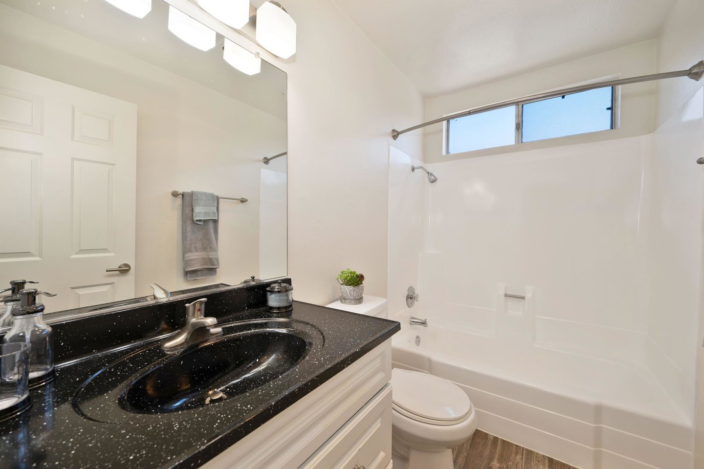 Elan Beachpointe Image 12