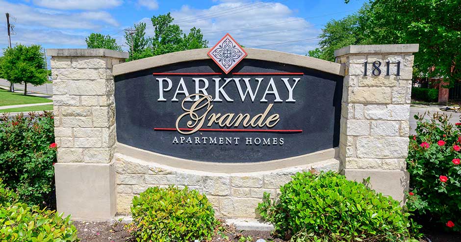 Parkway Grande Apartment Homes Image 1