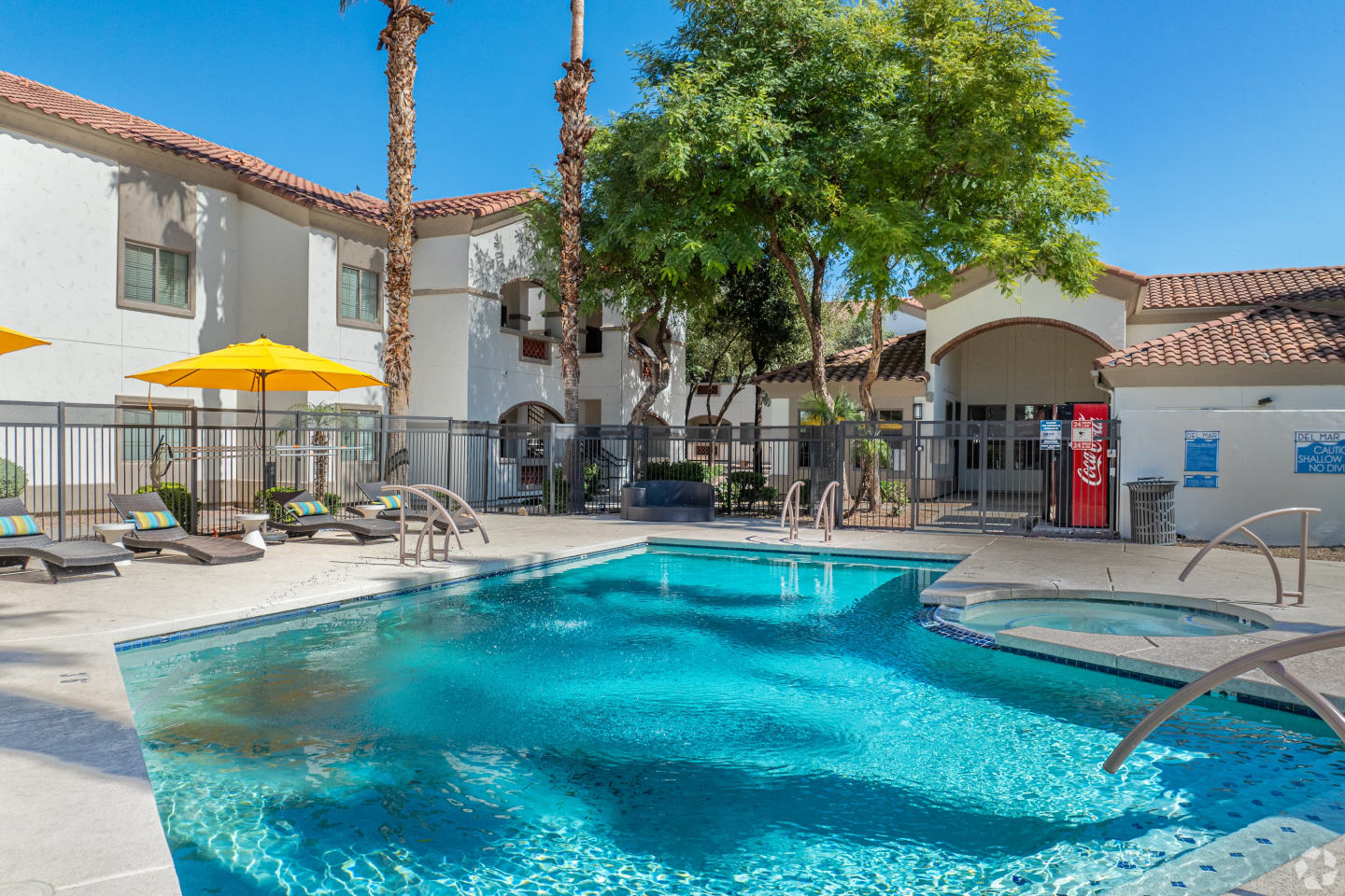 Del Mar Apartments Image 10