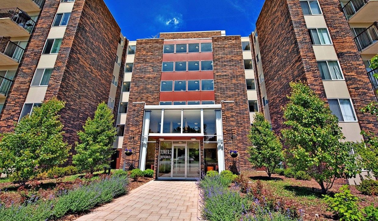 Twin Lake Towers Apartments Image 12