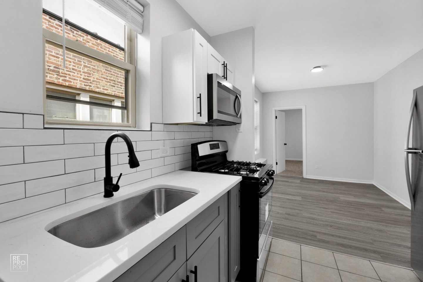 5952-58 W Superior Image 2