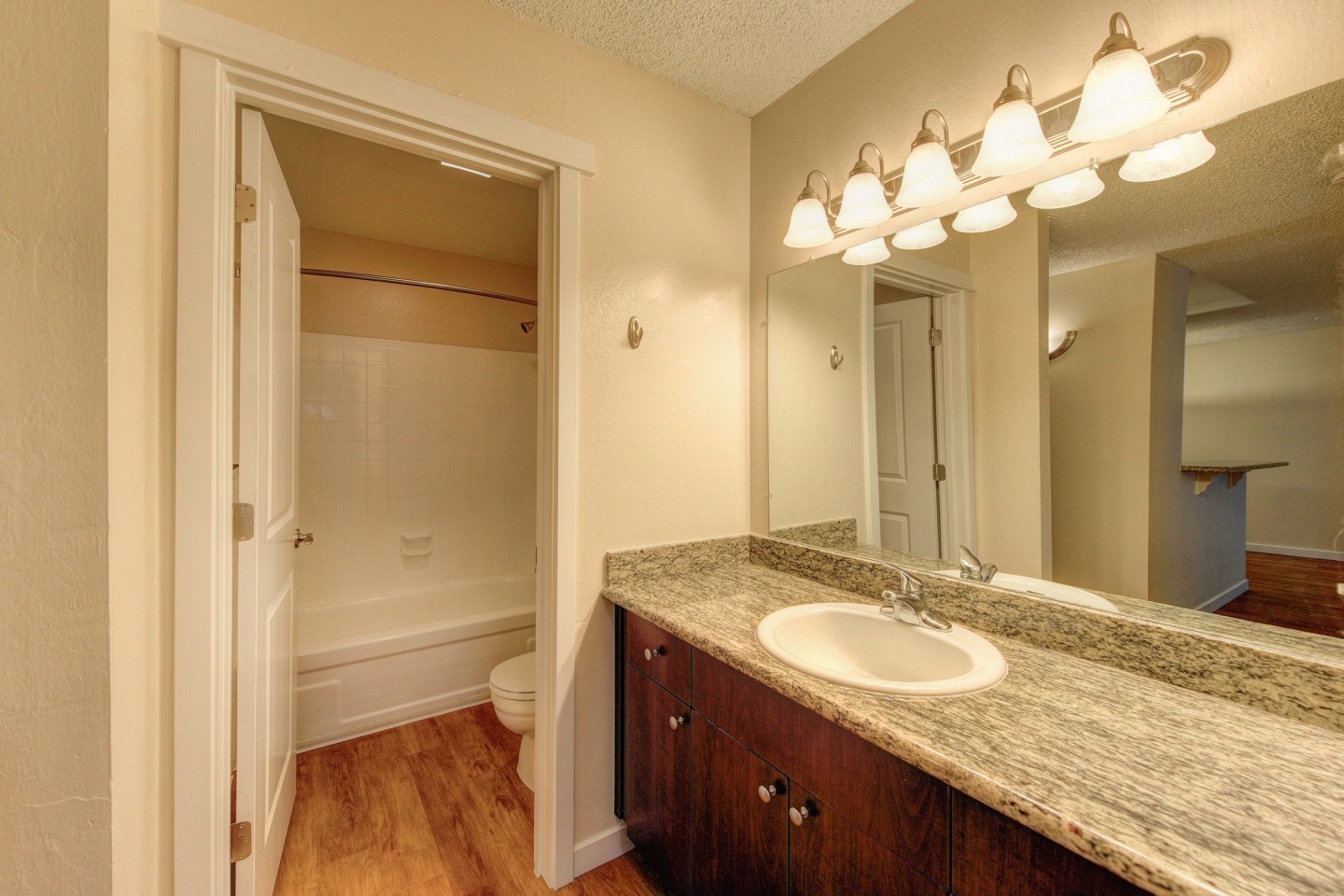 The Retreat Apartments Image 9