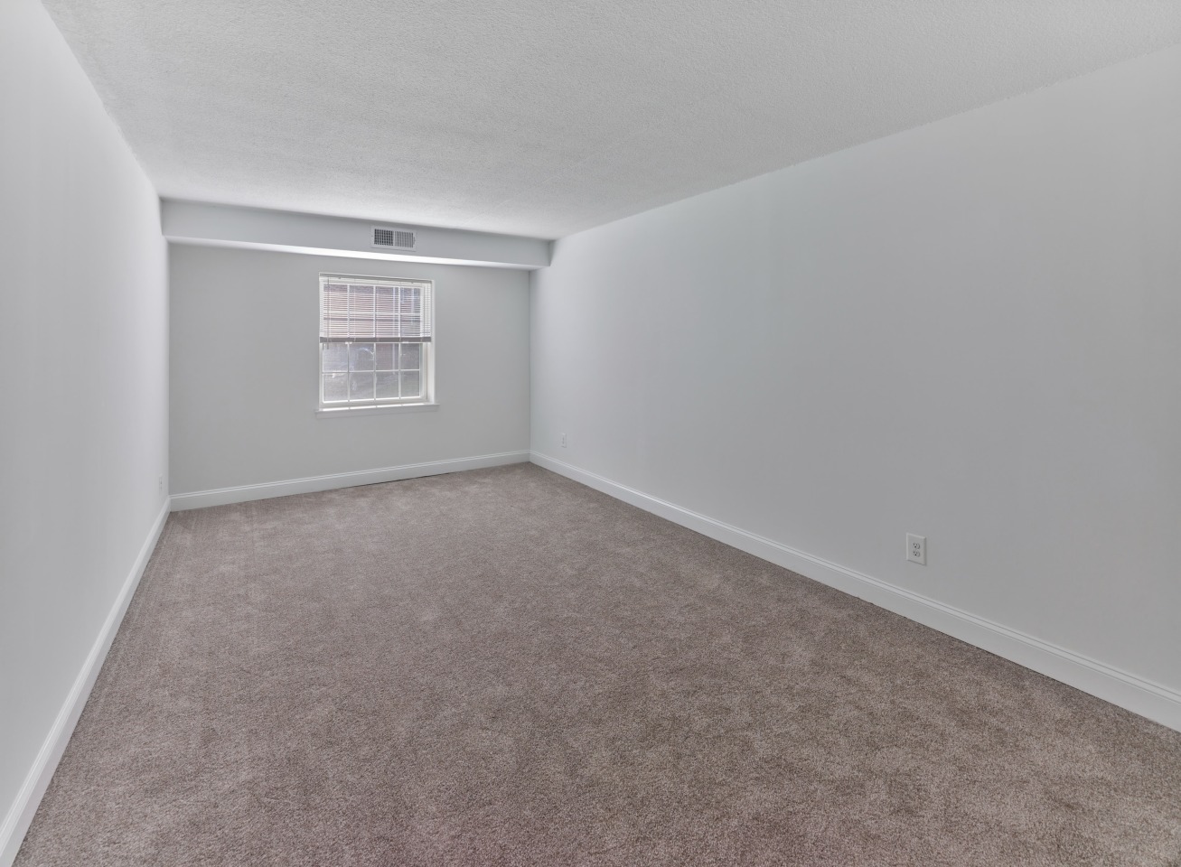 Delmont Apartments Image 6