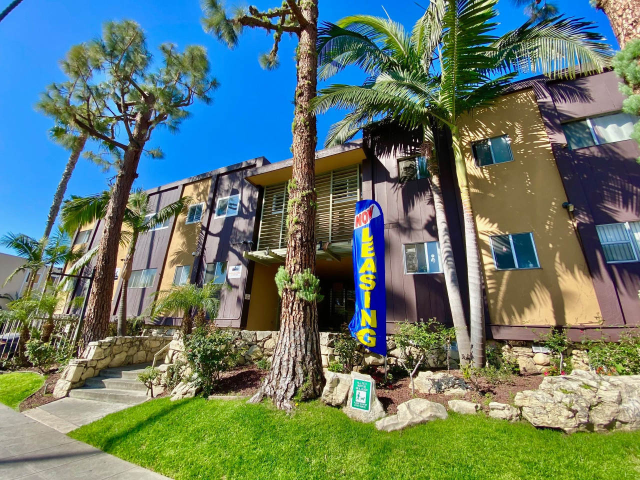 351 S. Manhattan Pl. Image 3