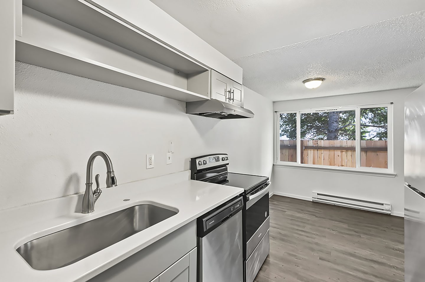 Pacific Terrace Image 14