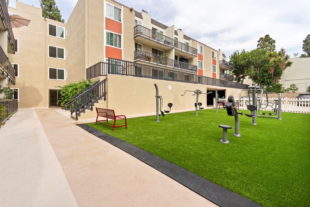 Parkway Plaza Apartments Image 8