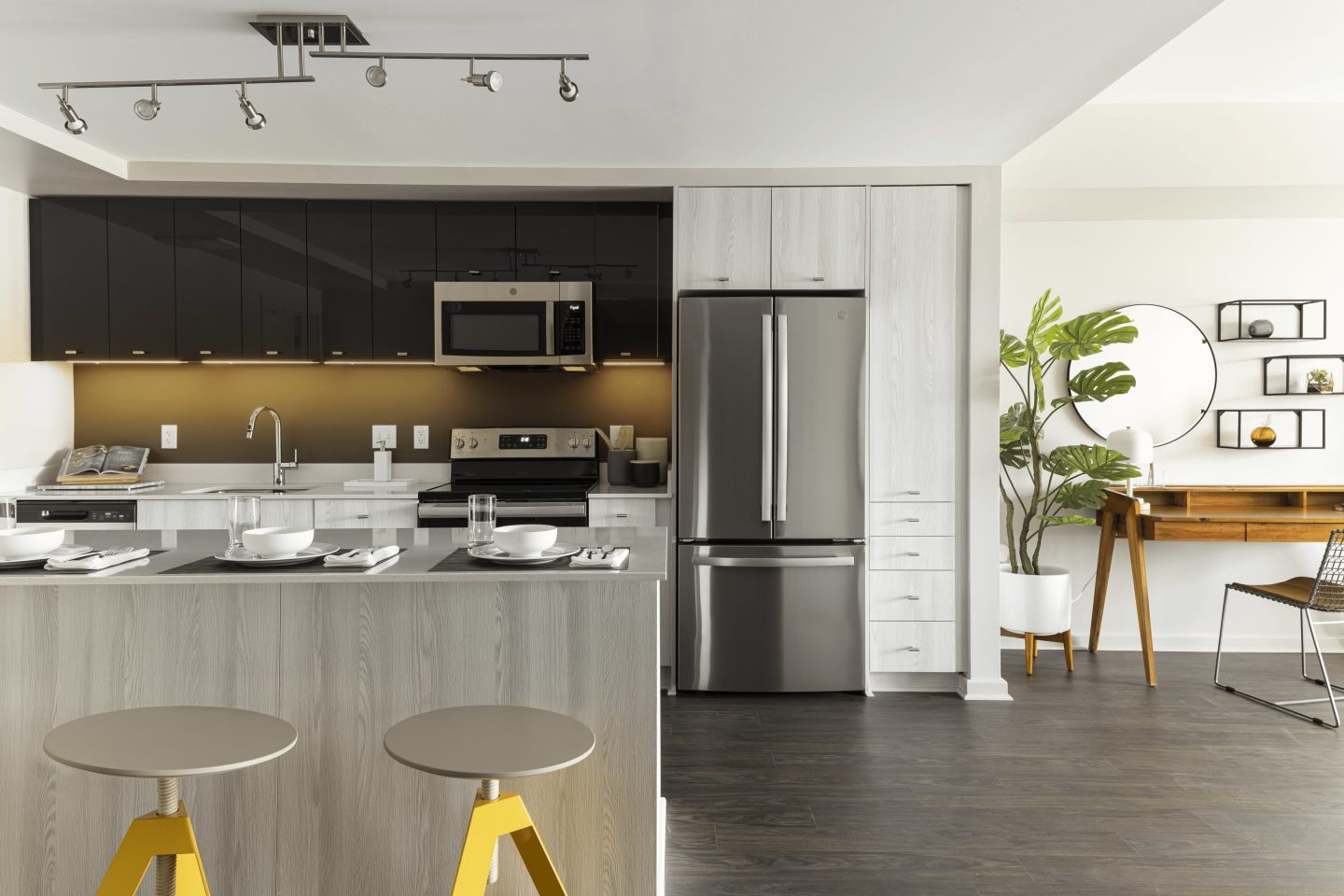 Solaire 8200 Dixon Image 1