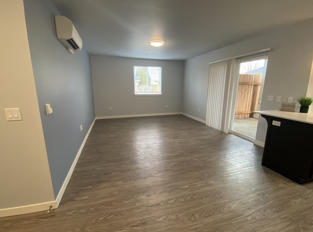Queen Court Apartments Image 10