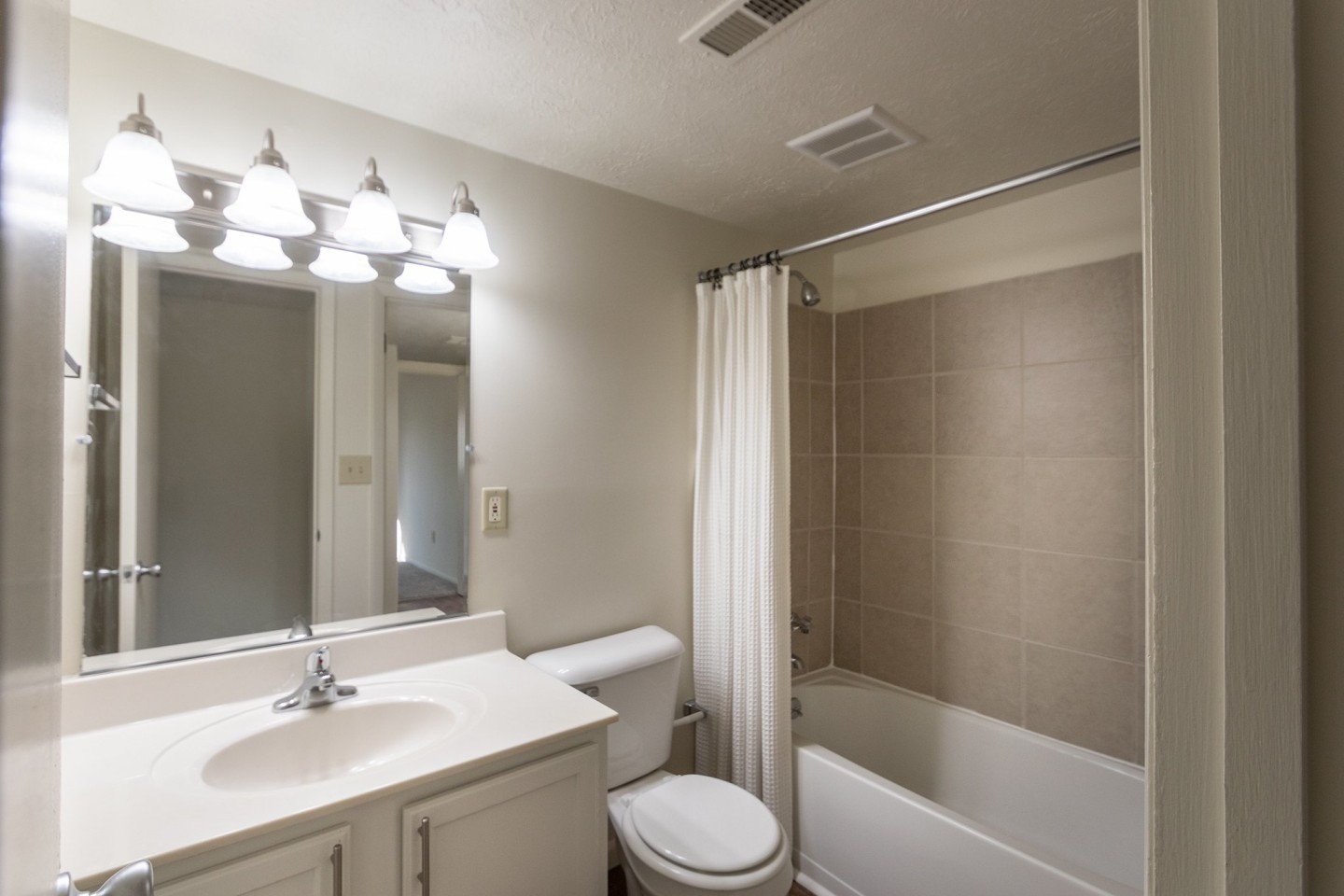 Blue Grass Manor Image 32