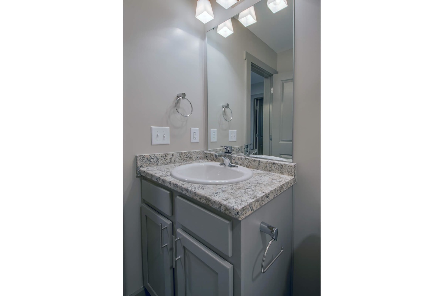 Dupont Avenue Apartments Image 5