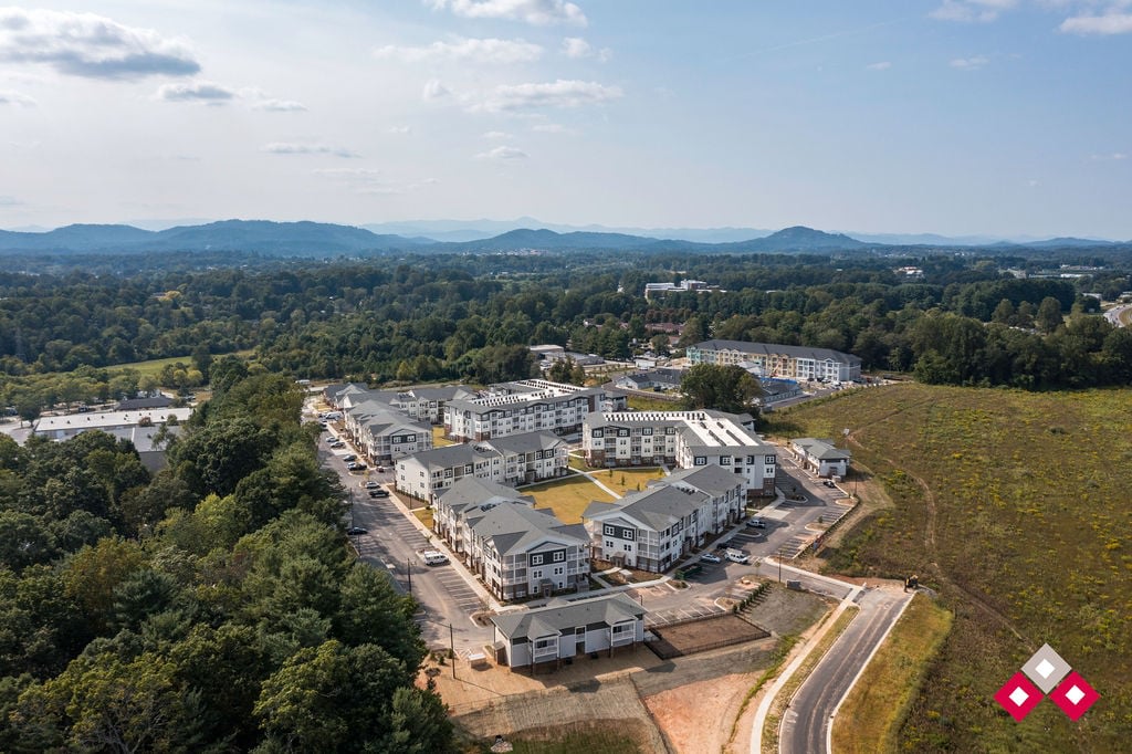 Summit at Hendersonville Image 25