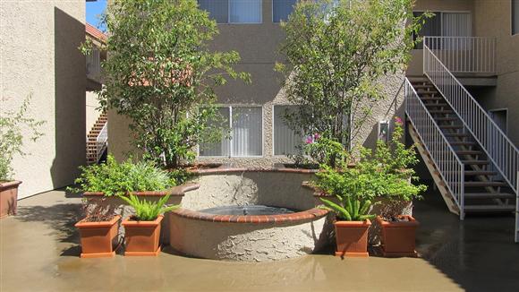 Warner Courtyard Apartments Image 22