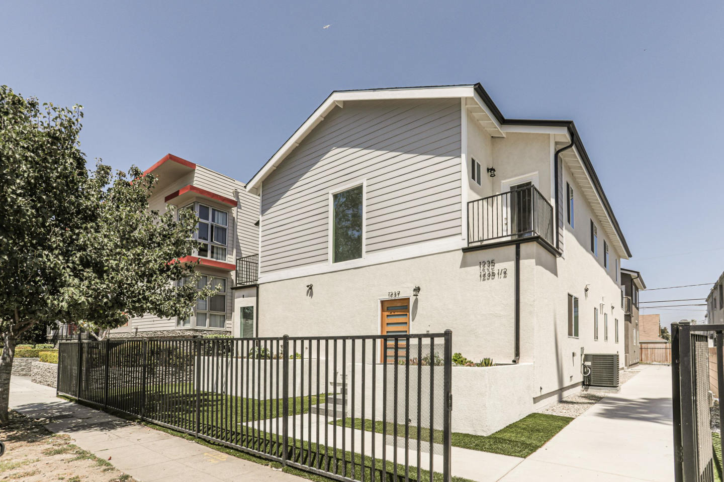 1235 W 37th Place Image 10