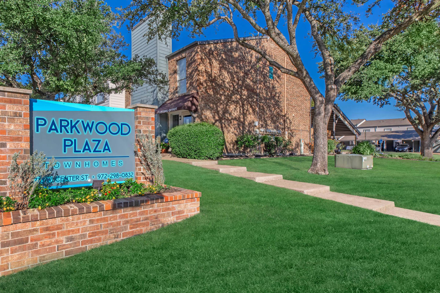 Parkwood Plaza Townhomes Image 2