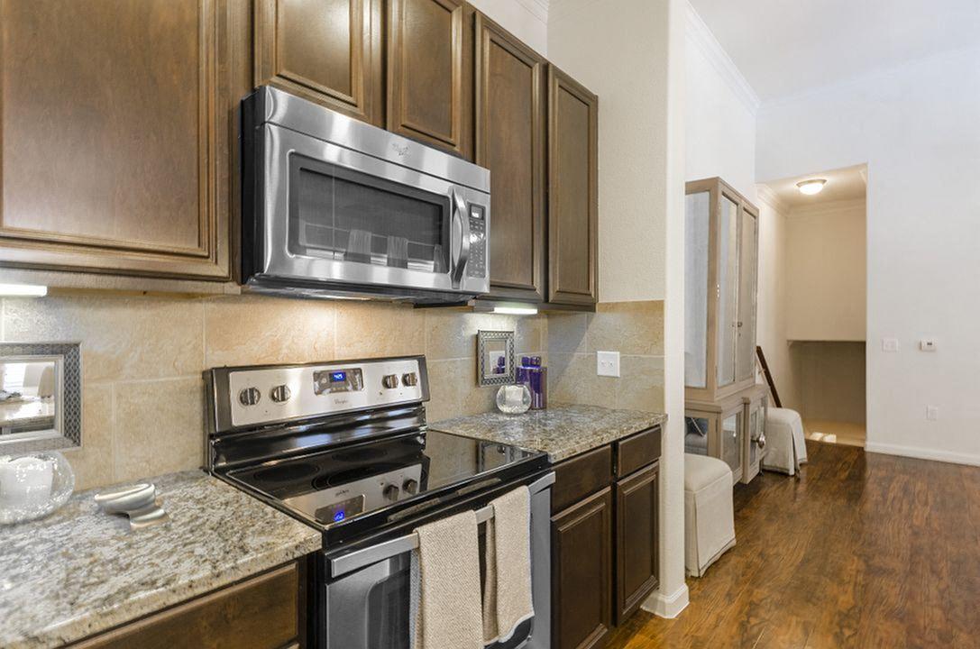 Berkshire Lakeway Image 11