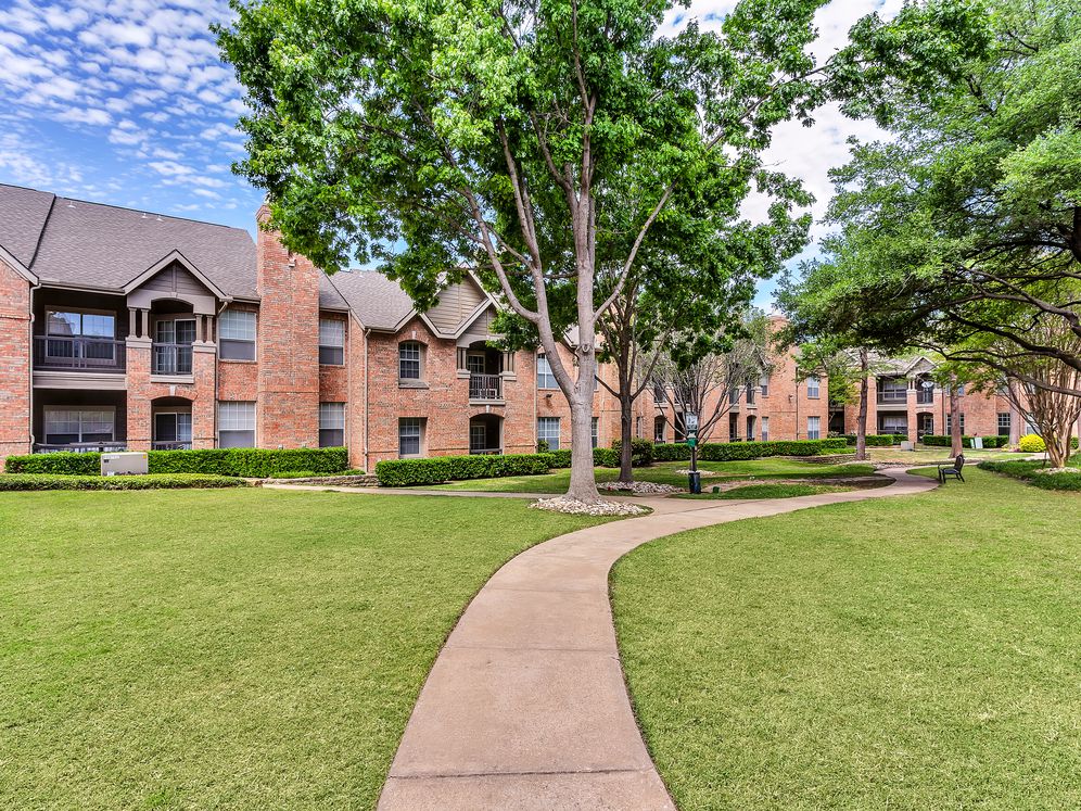 Waterford Court Apartments Image 16