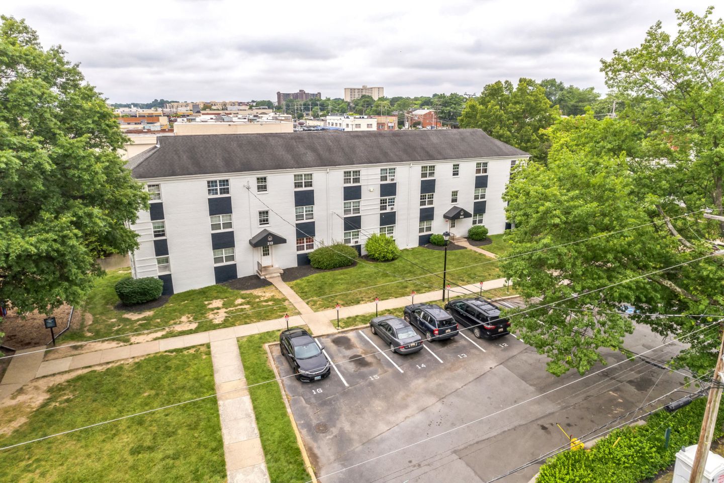 Laurel Court Apartments Image 24