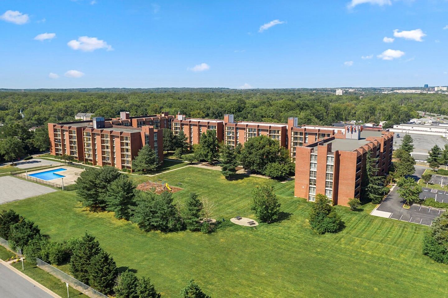 The Elms at Laurel Park Image 17