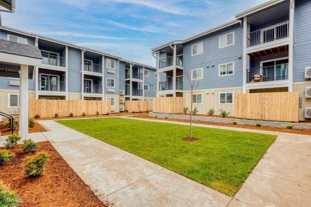 Queen Court Apartments Image 4