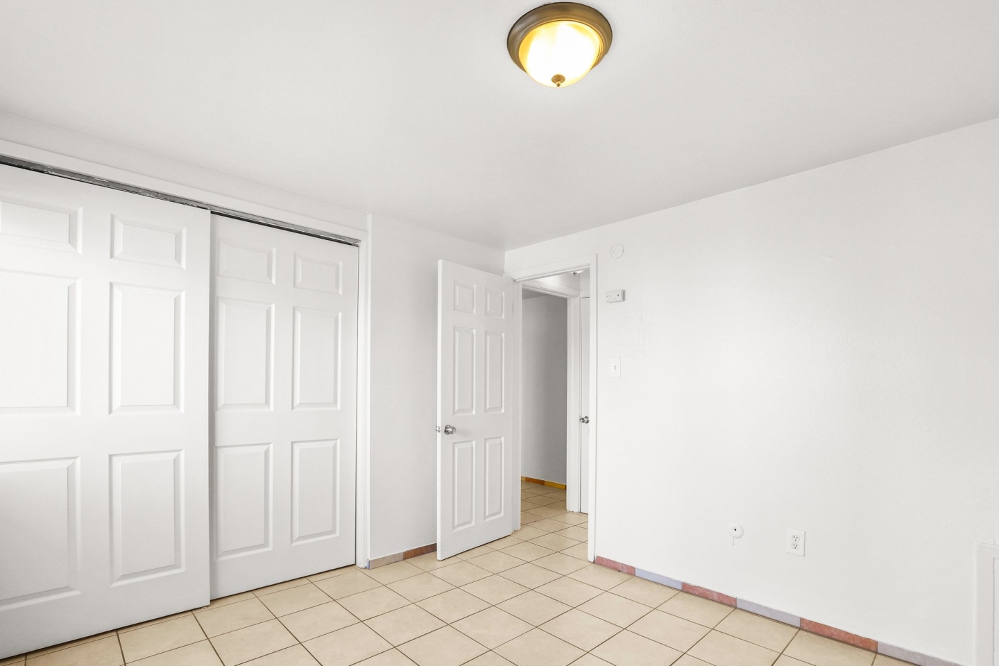 Camelot Apartments Image 17