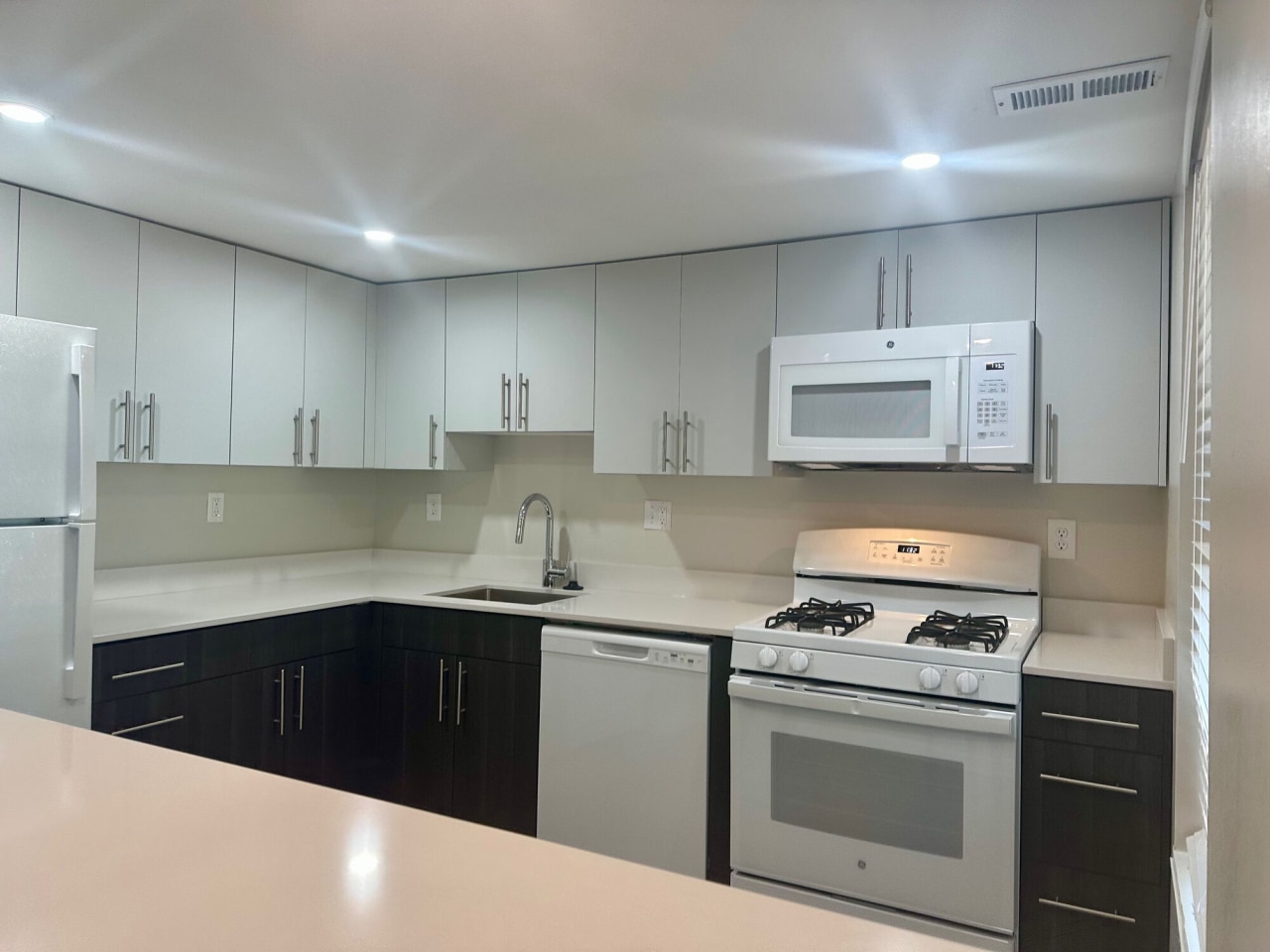 Lakeside Apartments Image 4