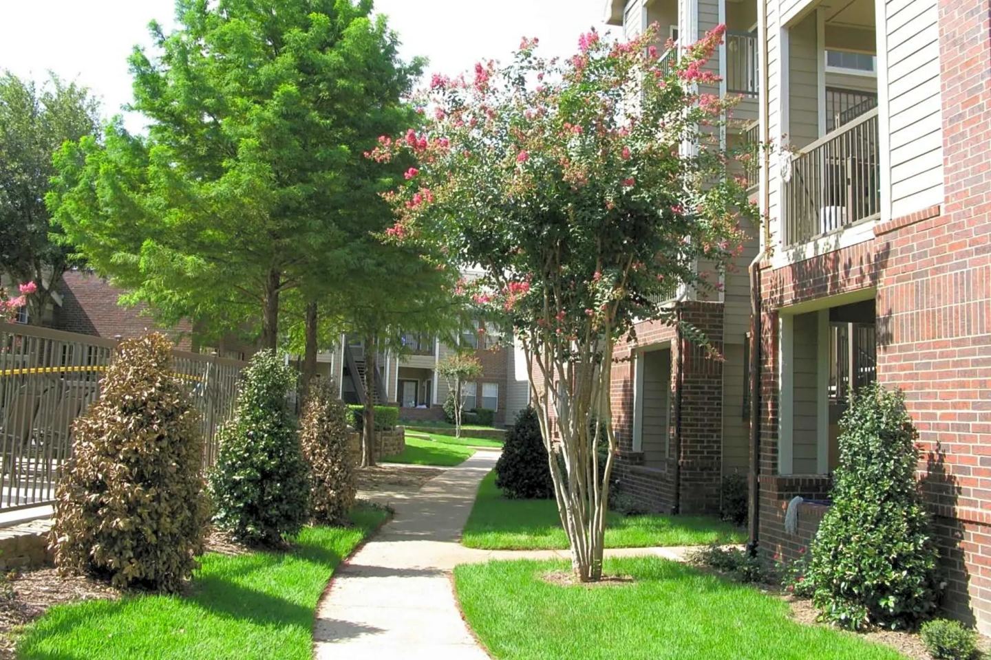 Larkin Apartment Homes Image 14