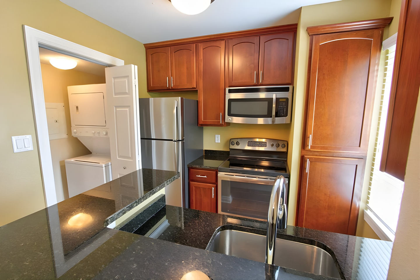 Country Club Manor Apartments Image 6