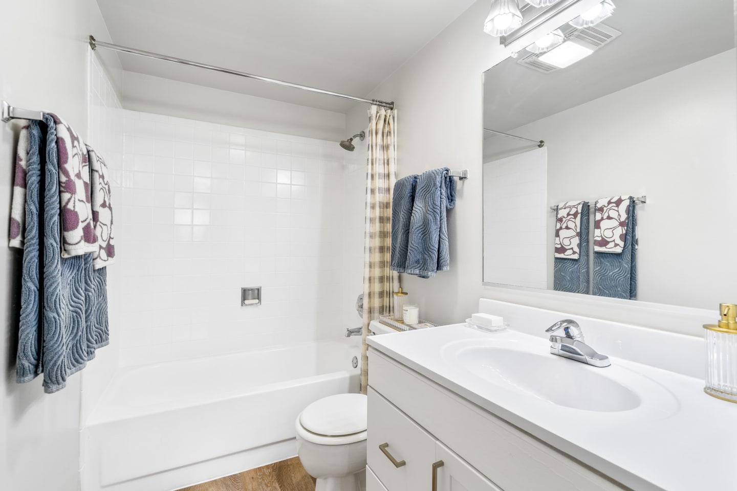 Residences at Lakeside Image 22