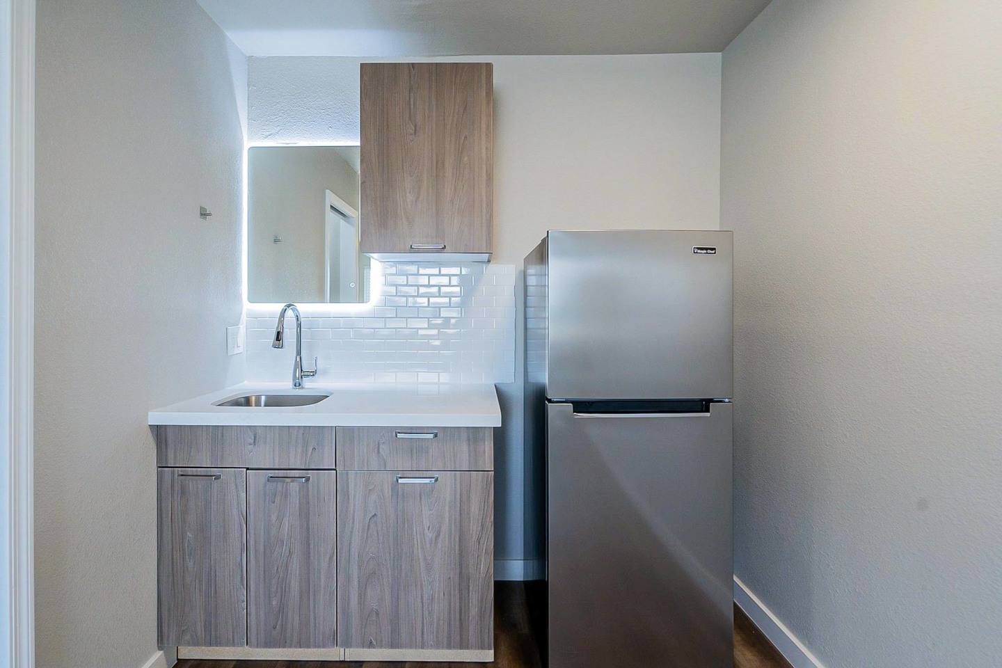 Sunset Sound Studio Apartments Image 5