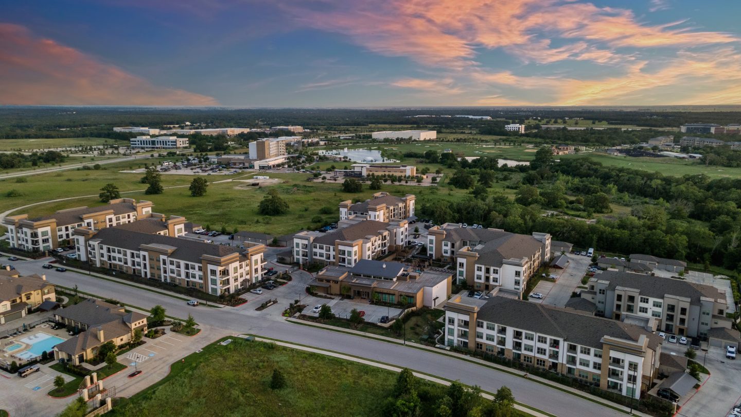 Lake Walk at Traditions Apartments Image 13