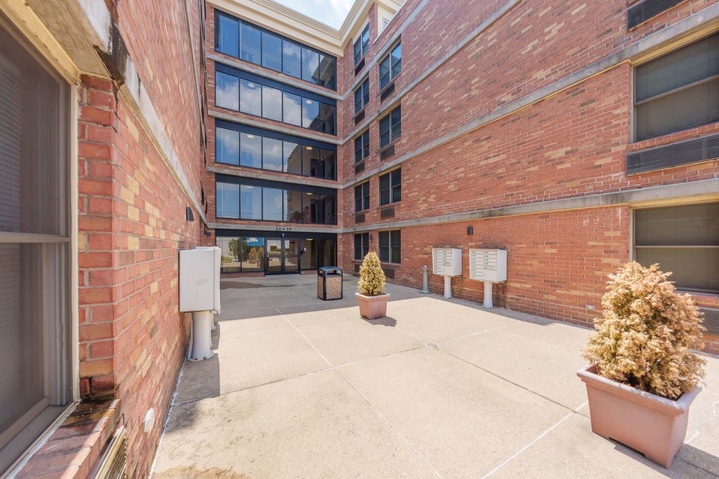 Peninsula Court Apartments Image 3