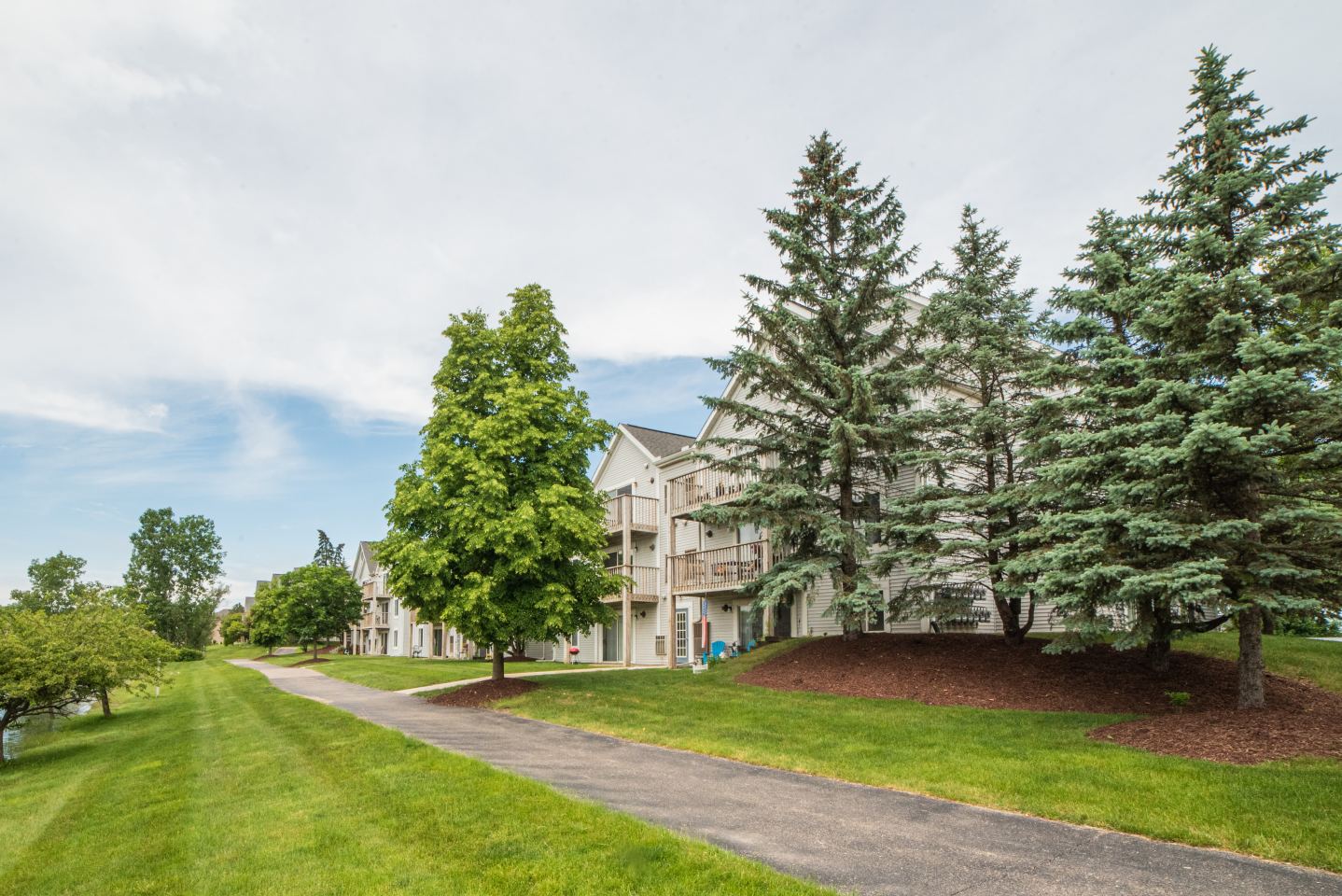 Cambridge Club Apartments Image 5