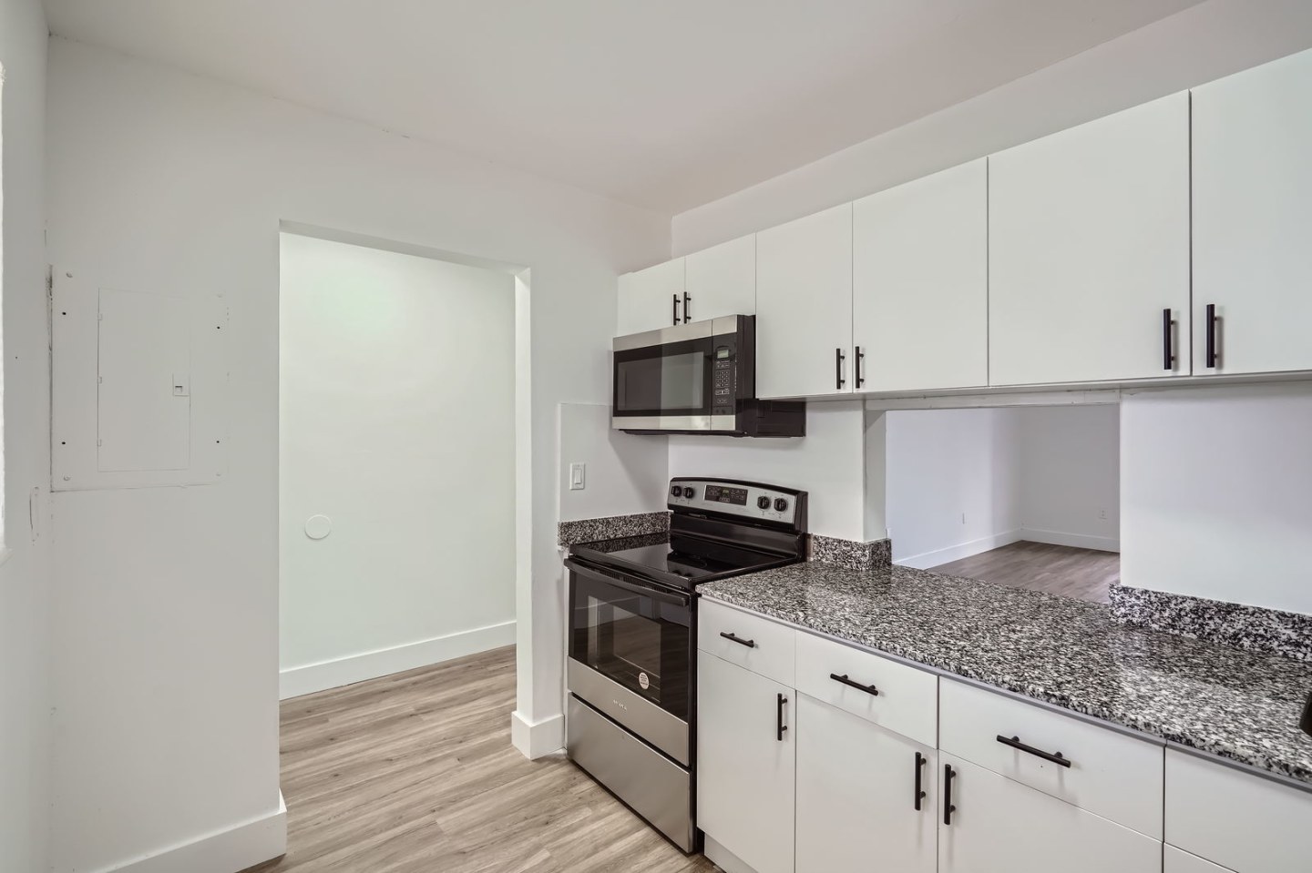 Lakeshore Presidential Apartments Image 7