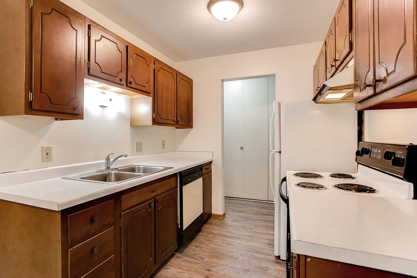 Cambridge Court Apartments Image 5