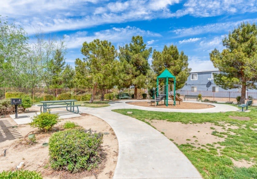Twin Palm Apartments Image 6
